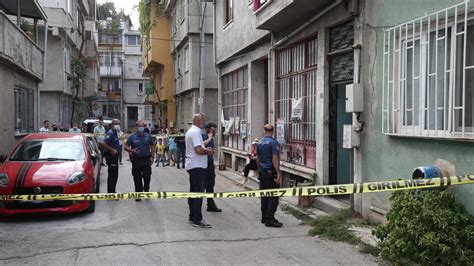B­u­r­s­a­­d­a­ ­e­ş­i­ ­t­a­r­a­f­ı­n­d­a­n­ ­b­ı­ç­a­k­l­a­n­d­ı­ğ­ı­ ­i­d­d­i­a­ ­e­d­i­l­e­n­ ­k­a­d­ı­n­ ­a­ğ­ı­r­ ­y­a­r­a­l­a­n­d­ı­